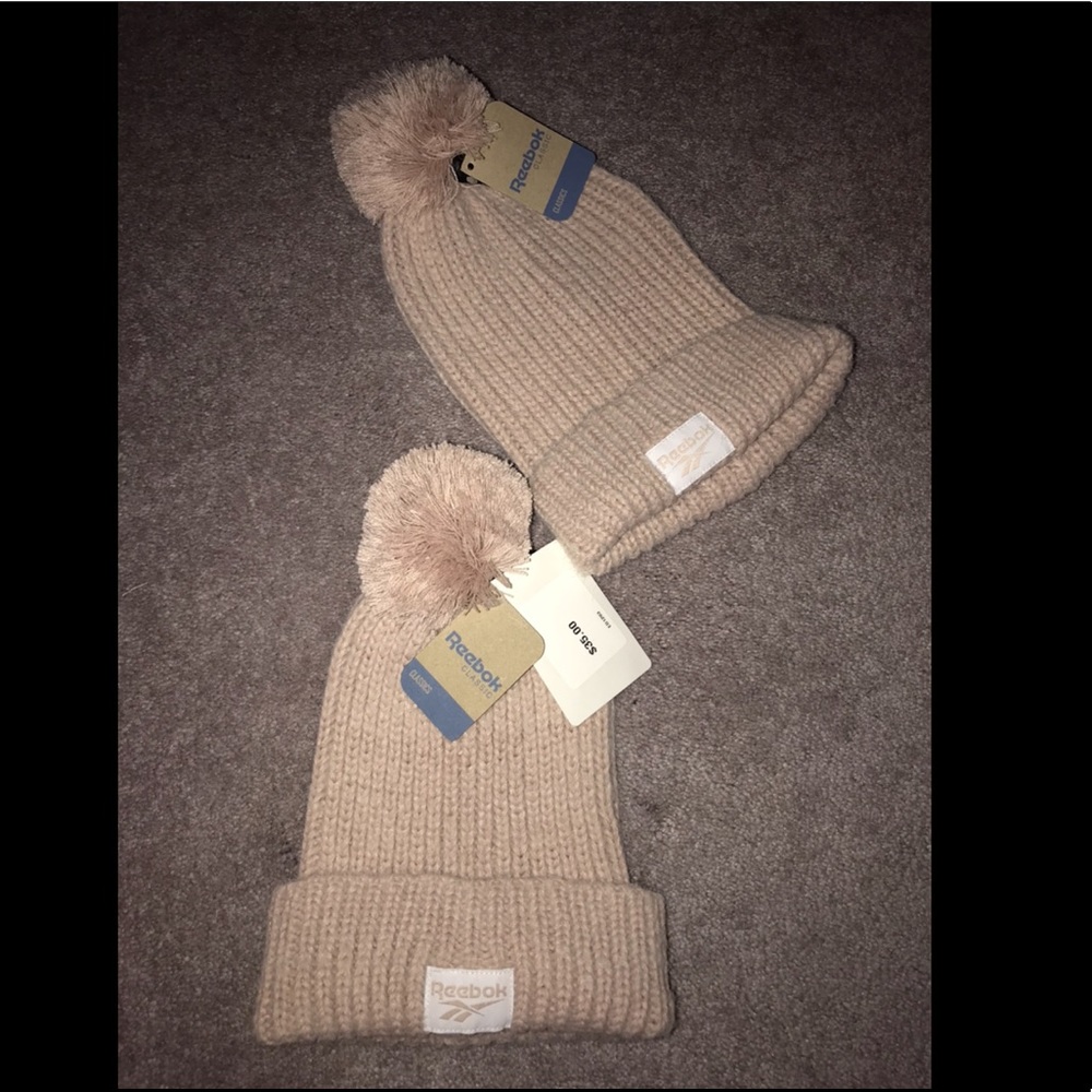 ✨BRAND NEW✨ Women’s Pom Pom beanie